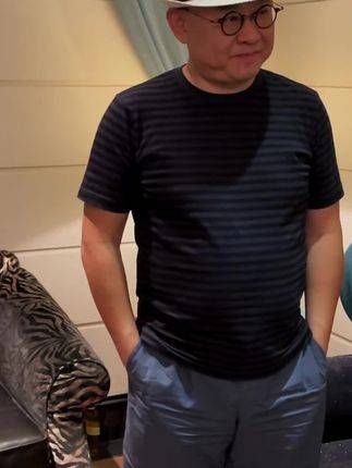巡回演唱会大获成功,低调与工作人员庆祝!