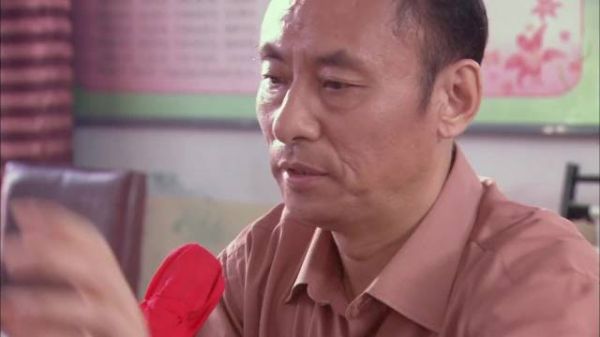 媳妇儿让丁胖子不要拉选票,媳妇一走丁胖子就改变态度了