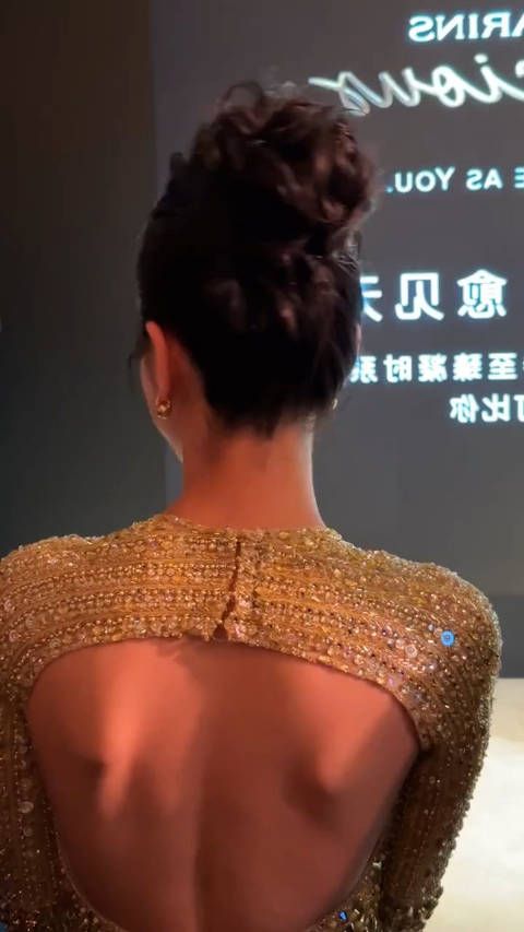 迪丽热巴的背影,好瘦