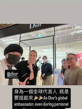 发文：自己也来逛逛 Dior，身为一个全球代言人，就是要逛起来? 周杰伦