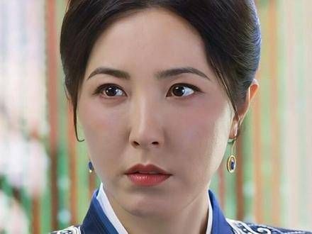 沈璃的师父沈木月,一位水系法术高强、能与魑魅王抗衡的强者 沈木月