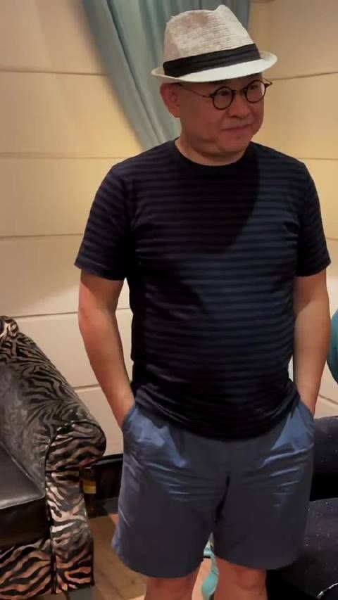 刀郎 巡回演唱会大获成功,低调的与工作人员庆祝!