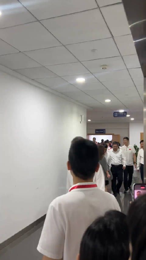 众星捧月,氛围真好