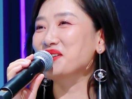在“星电音联盟”里,玲花听到粉丝喊她的全名后…