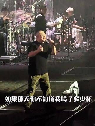 唱到自己泪流满面,感动了整个现场 台上数次哽咽
