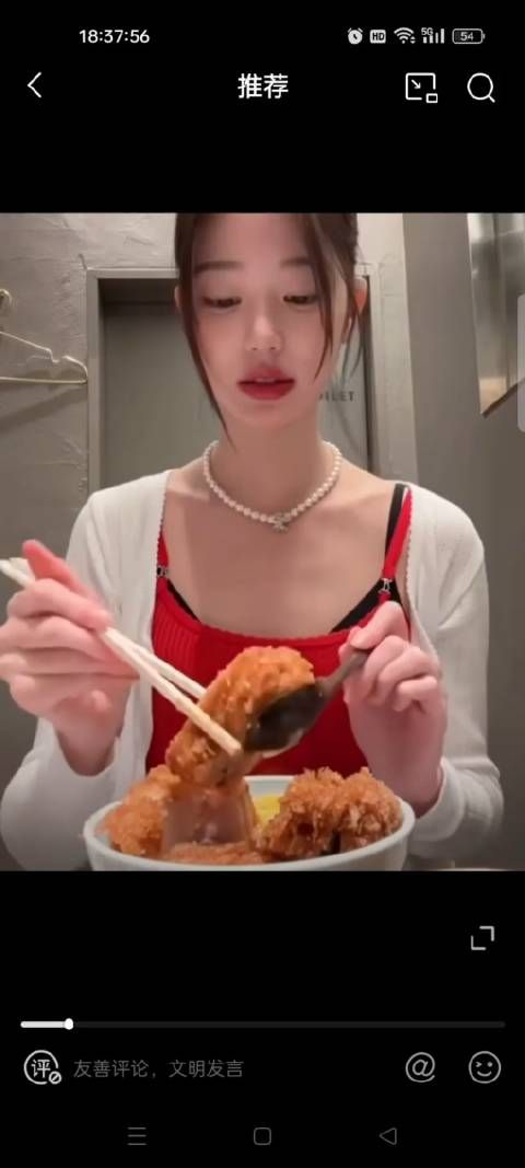 刷到好几个人模仿韩国一个女爱豆的吃炸猪排,忍不住搜了一下原版