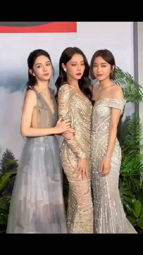 感觉她们三个根本不熟 ,硬生生上去拍