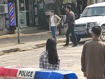 迪丽热巴和金世佳在鸭池河拍摄《利剑玫瑰》,真是精彩纷呈