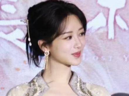 杨紫换上一身白紫新中式装扮出现在《长相思》见面会上!