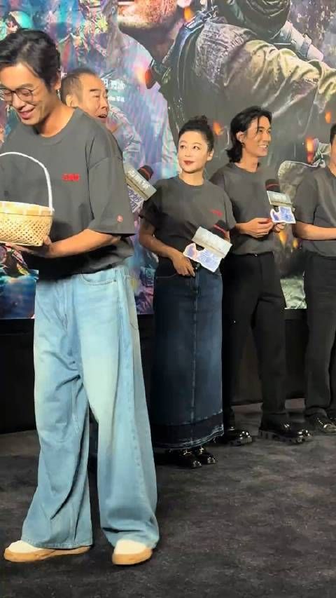 陈凯歌 陈红 夫妇出席新片首映礼,两人相濡以沫几十年,在娱乐圈属实不易…