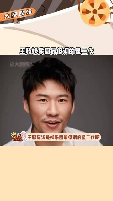 父亲是知名舞台导演王群,但他却甘愿在娱乐圈默默无闻地跑了15年龙套…