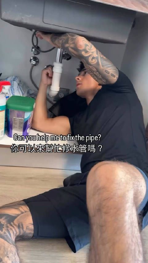 家里爆水管了,打电话让好兄弟帮忙修理一下!