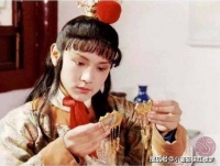 宝玉和袭人偷试，为何没人撞见？因为屋外有一个替他们人把守，她是谁呢？