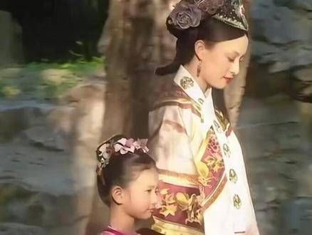 自从胧月被送去和亲,嬛嬛无论如何也要保住灵犀
