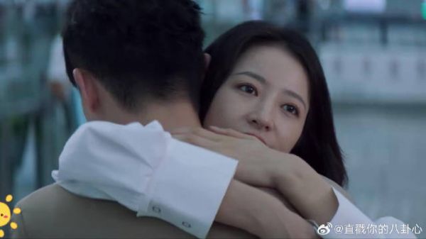 女友手里有项目,要出差几天,男友转头找情人