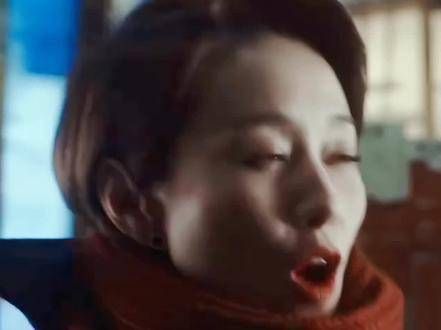 太现实了,玲子的职业有了转变,从装扮到配饰再到神情…