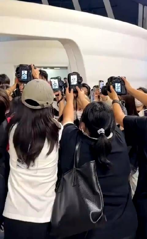 路人拍到的机场偶遇杨洋视频,从这个角度看,有点可怕啊