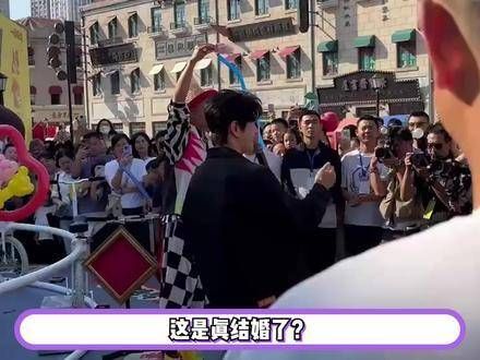 黄晓明在里院喜剧节撒糖,人气爆满毫无架子,手上的戒指引发结婚猜测