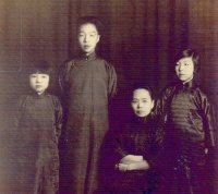 大哥小妹都是翻译名家，她一生默默无闻，只因嫁对人幸福一生