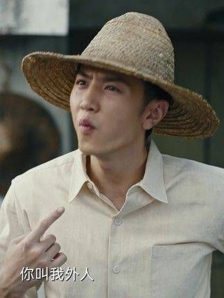 小职员犯错失宠,公司直接招新人,小职员不满,在新人面前展示地位…