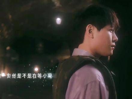 雪迷宫里,每一根头发丝都充满了戏剧性!此刻,梁嘉驹为小马哥奋力拼搏!