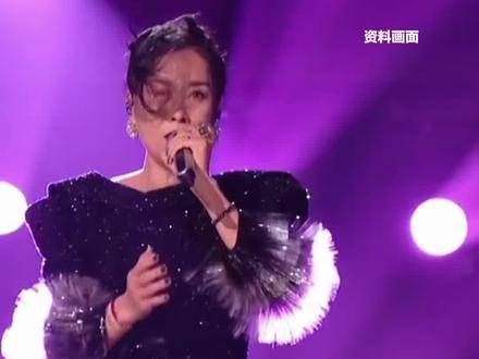 那英眼部患上带状疱疹,仍坚持带病演出,主持人何炅表示:那英昨天状况还好…