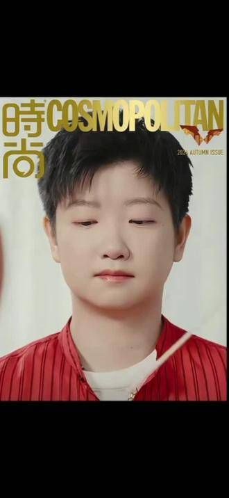 莎莎的蓝色外套造型既乖巧又帅气,真是太出色了