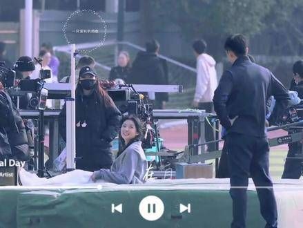 一个在闹腾,一个在笑