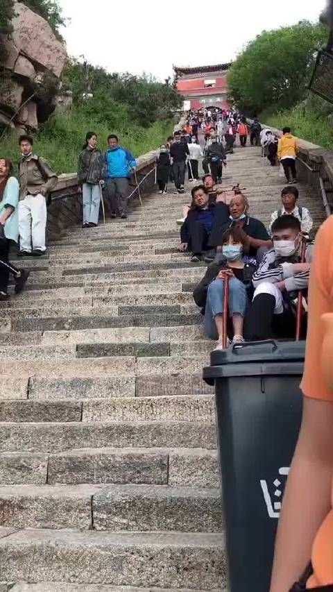 看到这一幕,即惭愧又心酸,你在抱怨生活不堪的时候,可曾想过还