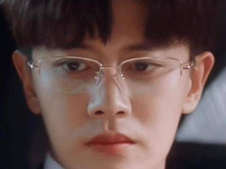 心慌时,周生辰会不自觉地舔舔嘴唇,抿抿嘴,周生辰真是越看越有魅力