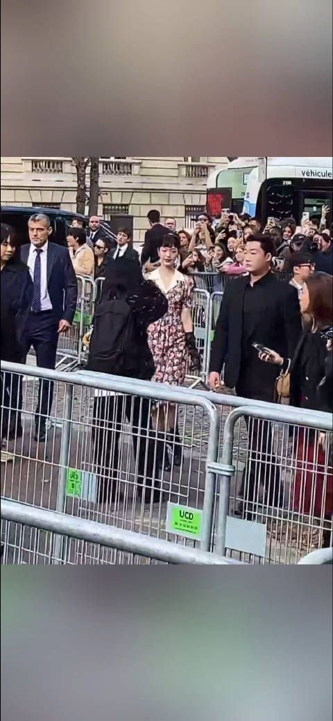 张元英巴黎时装周视频加图片好漂亮!