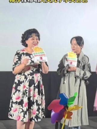 鞠萍在现场演唱《大头儿子小头爸爸》主题曲