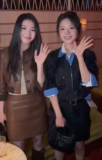 哇哦～两枚美女同框视频️，还比爱心