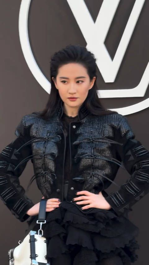 刘亦菲现身Louis Vuitton 2025春夏女装大秀，时尚造型引关注