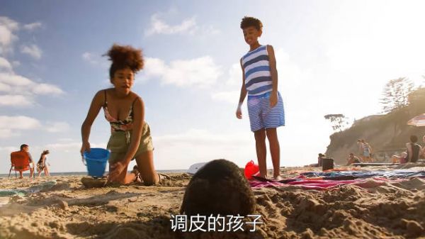 男人的身子被埋进沙子里,一道闪电向他霹过来!