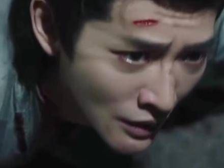 涂山璟依靠自救,从海底洞穴逃脱,十指带血,满身伤痕,漂浮于海面