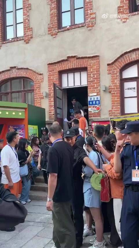 黄晓明中指戴钻戒