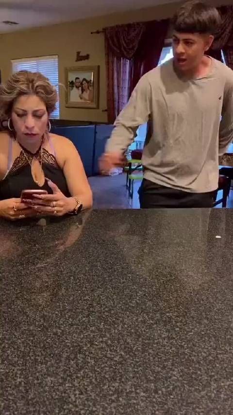 女老外:就挺突然的,打的我措手不及