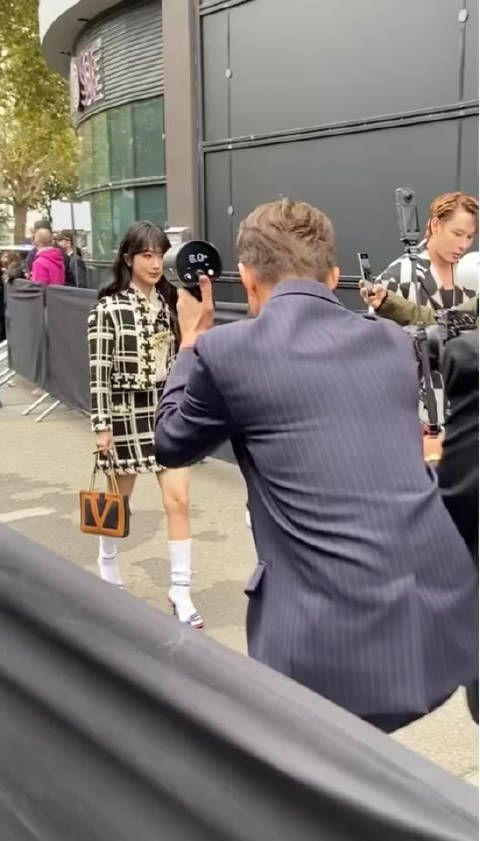 杨紫不太会用高跟鞋走路的样子