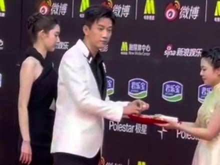 在这次活动中终于能光明正大地与你同台,我对你的爱意再也无法隐藏