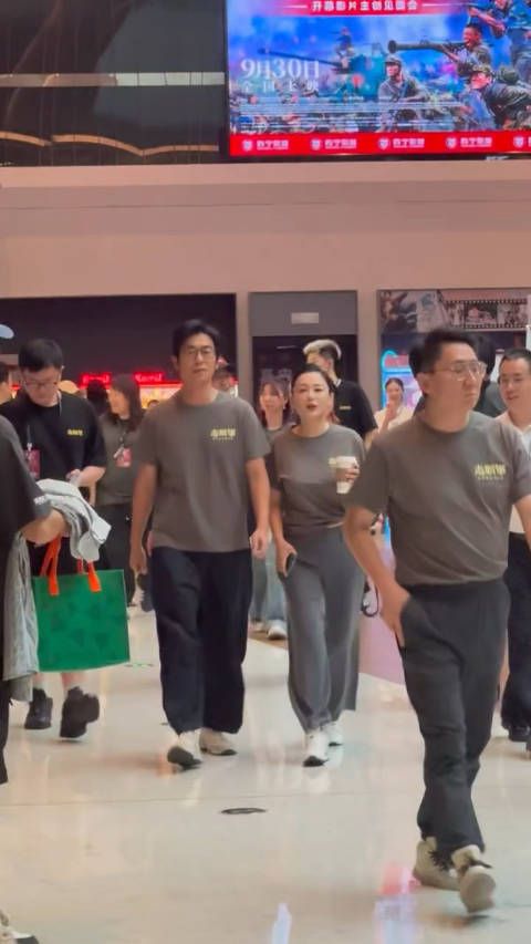 偶遇朱亚文、陈红,陈红的脸看着好自然,一点都没有医美的痕迹…