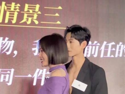 秦岚同框,两人挽着胳膊站在一起,CP感瞬间爆棚! 灿烂的转身 秦岚