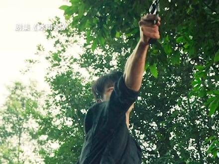 他在暗夜中挣扎三年,为父亲洗刷冤屈,为警方传递情报