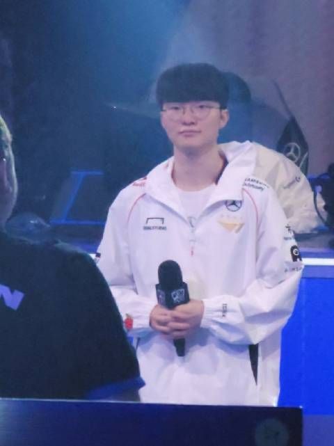 超级温暖的壳~群友合照请求都接受,和导演击拳,还专门和粉丝打招呼