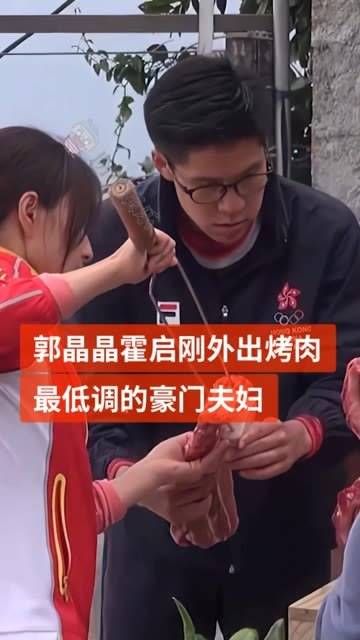 外出烤肉,遇到记者拍摄时热情邀请一同参与