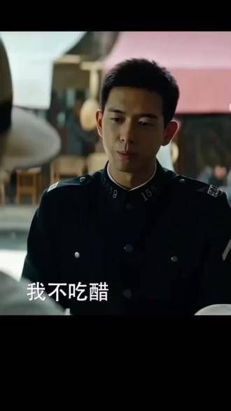 向警官?‍♂️简直不要太帅！穿制服还笑得如此迷人