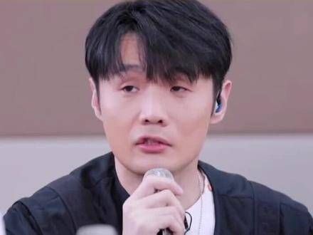 李荣浩在《青春有你》中演绎了老婆杨丞琳的歌曲,两人的嗓音真是绝配!