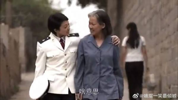 亚菲给姑父宣纸，他舍不得用，还管亚菲要报纸