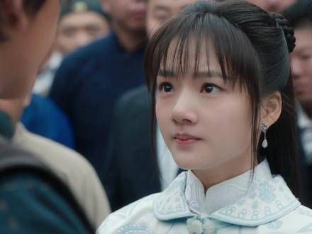 眼眸中闪烁着星辰的光芒,清澈如水波荡漾