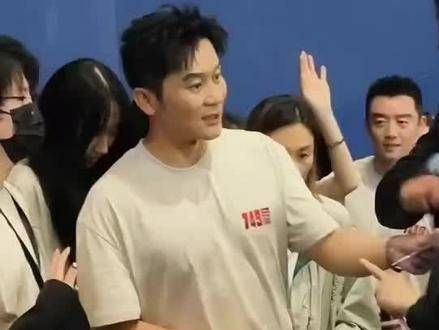 北京首映礼上,旁边的姐妹让李晨给鹿晗带话 鹿晗